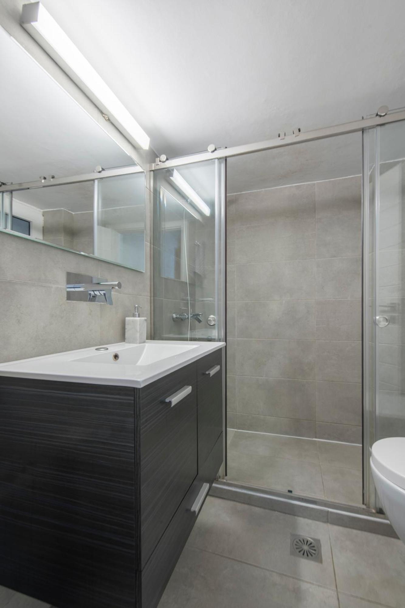 Delightful Stylish Two Bedroom Condo In Hip Area Of Central Atény Exteriér fotografie